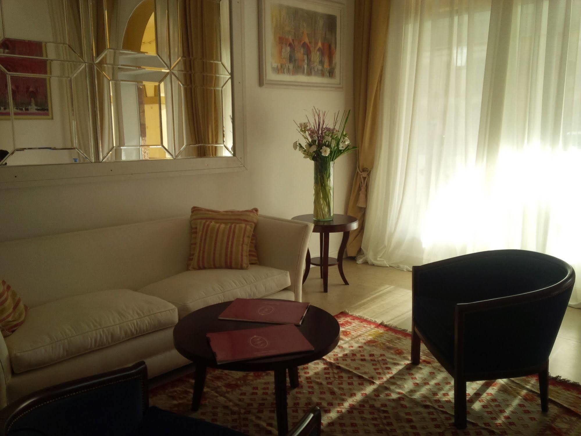 Real Hotel Lujan Kültér fotó